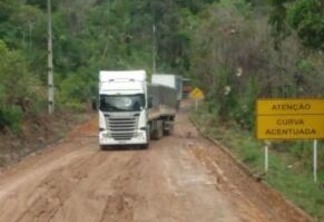De acordo com motoristas, o local se tornou um atoleiro, dificultando a passagem dos caminhões (Foto: Divulgação)