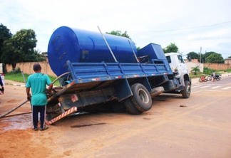 O caminhão teve a estrutura traseira de ferro e o para-choque comprometidos (Foto: Aldenio Soares)