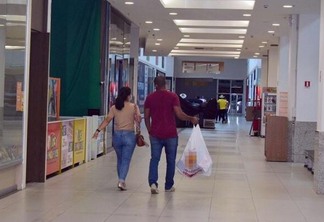 Os shoppings atendem a clientela no horário de 12h às 20 horas (Foto: Nilzete Franco/Folhabv))