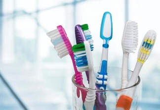 A troca da escova dental deve ser feita sempre a pessoa estiver se recuperando de alguma infecção (Foto: Reprodução)