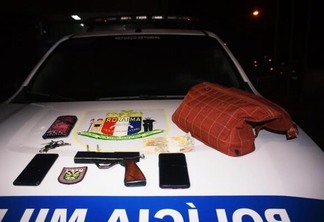 Com a dupla, os policiais encontraram além dos itens roubados, a arma caseira usada no assalto com munições de calibre 22 (Foto: Aldenio Soares)