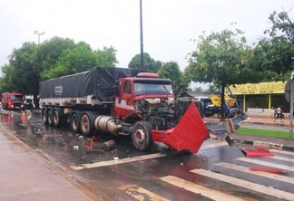 Com o impacto, partes dos veículos ficaram espalhadas pela via (Foto: Aldênio Soares)