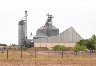 A unidade beneficiadora de grãos, localizada na BR-174, tem capacidade de armazenar até 27 mil toneladas de grãos (Foto: Divulgação)