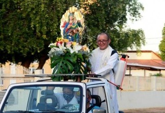 Padre Revislande Araújo na comemoração ao dia de Nossa Senhora do Perpétuo Socorro de 2020 - Foto: Neia Dutra/FolhaBV