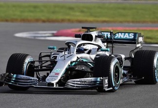 Hamilton faz teste de checagem da nova Mercedes— Foto: Divulgação