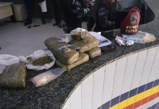 Além das drogas, foram apreendidos mais de R$800, três celulares, balança de precisão e carregadores - Foto: Aldenio Soares