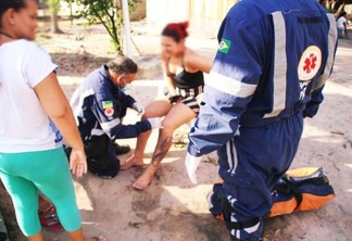 A mulher teve perna enfaixada com ataduras e levada de ambulância para o Pronto - Socorro Francisco Elesbão (Foto: Aldenio Soares)