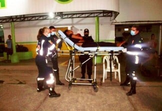 Vítima foi socorrida e levada para o Pronto Socorro Francisco Elesbão (Foto: Aldenio Soares)