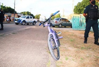 De acordo com testemunhas, as crianças estavam sendo levadas pelo motociclista, ao lado do transporte (Foto: Aldenio Soares)