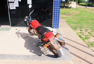A motocicleta foi apresentada no 5º DP para as providências legais - Foto: Aldenio Soares