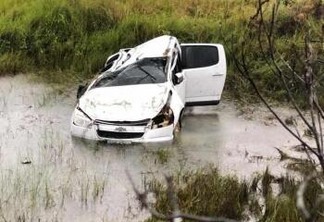 O veículo capotou e caiu dentro de uma lagoa que se formou às margens da BR-174 (Foto: Divulgação)