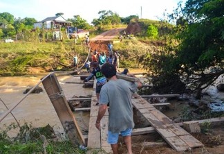Ponte foi levada pela enxurrada, impossibilitando o envio do motor à comunidade (Foto: Divulgação/Esteban Fredericks)