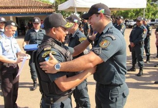 Coronel Elias Santana divulgou imagem junto de soldado da PM Uirandê Mesquita (Foto: Arquivo Pessoal)