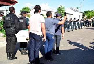 O corpo do soldado Uirandê Mesquita foi carregado da entrada até o jazigo (Foto: Nilzete Franco/FolhaBV)