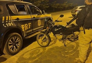 A motocicleta foi encaminhada ao 5º Distrito Policial para ser devolvida ao proprietário - Foto: Divulgação/PRF