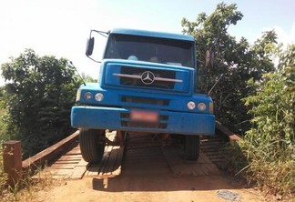 Um caminhão chegou a tombar na ponte (Foto: Divulgação)
