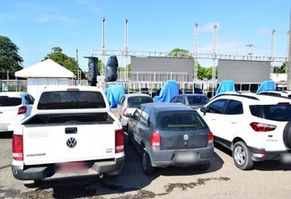 Estrutura está sendo montada no estacionamento do Estádio Canarinho e carros já estão estacionados no local (Foto: Nilzete Franco/FolhaBV)