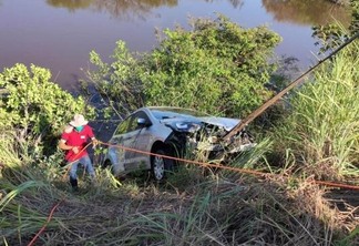 Apesar da queda, o motorista de 22 anos não sofreu ferimentos graves - Foto: Divulgação/Corpo de Bombeiros