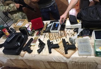Durante a operação a polícia apreendeu armas de fogo, munições. dinheiro e documentos (Foto: Divulgação/Polícia Civil)