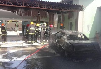 O fogo atingiu toda a parte interna e traseira do veículo - Foto: Divulgação/Corpo de Bombeiros