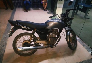 A motocicleta foi apresentada no 5° DP (Foto: Adryan Vinicius)