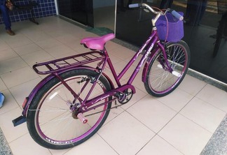 Bicicleta roxa foi furtada de estacionamento (Foto: Aldênio Soares)