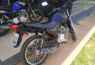 Além da placa, a motocicleta estavam com a cor e o motor adulterados (Foto: Adryan Vinicius)