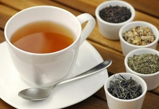 Chá de erva cidreira Foto: GreenArt / Shutterstock.com