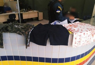 Dupla foi detida com roupas (Foto: Adryan Vinícius)