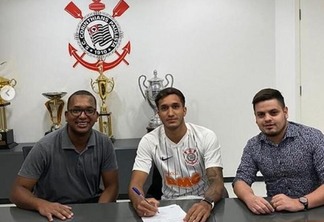 Gabriel Araújo assinou contrato com o Corinthians nesta terça-feira — Foto: Instagram/Acervo pessoal