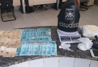 Os policiais encontram dinheiro e um pacote grande de entorpecente (Foto: Divulgação)