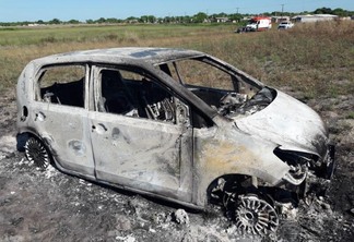 Após roubar e esfaquear, os bandidos atearam fogo no carro da vítima (Foto: Aldenio Soares)