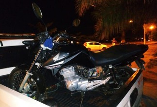 A motocicleta foi colocada em cima da caçamba da viatura e conduzida até o 5º Distrito Policial (Foto: Aldenio Soares)