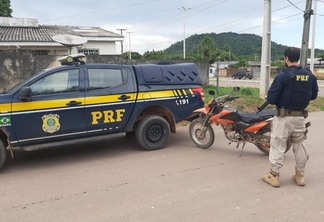 Em Boa Vista, nesta quinta-feira (12), os policiais recuperaram outra motocicleta roubada que estava abandonada às margens da BR-174 (Foto: Nucom/PRF)