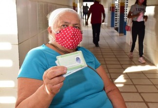 A eleitora Maria Gomes de Oliveira, 78 anos, diz que gostou do horário de votação (Foto: Nilzete Frano/FolhaBV)