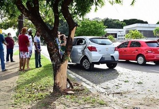 As portas do veículo conduzido pela jovem travaram com o impacto (Foto: Nilzete Franco/FolhaBV)
