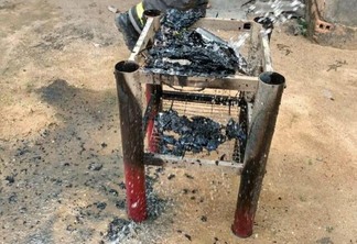 O incêndio estava confinado em um dos cômodos da residência e queimava apenas uma mesa pequena (Foto: Divulgação)
