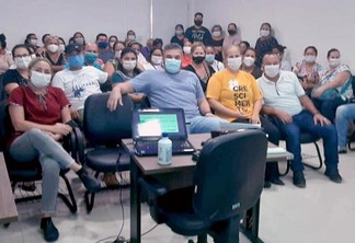 Auxiliares de enfermagem reunidos, discutindo sobre a disparidade salarial entre a categoria com os técnicos de enefermagem (Foto: Divulgação)