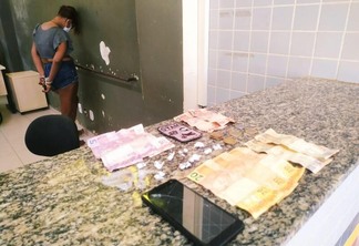Com ela, os agentes encontraram 13 invólucros de substância aparentando ser cocaína e duas pedras de crack, e a quantia de R$203,75 (Foto: Aldenio Soares)