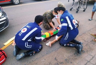 Um enfermeiro do exército que passava pelo local, prestou auxílio aos socorristas (Foto: Aldenio Soares)