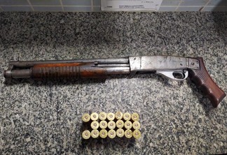 Na casa do suspeito, os policiais encontraram a arma e uma mochila com 20 munições de calibre 12 (Foto: Divulgação)