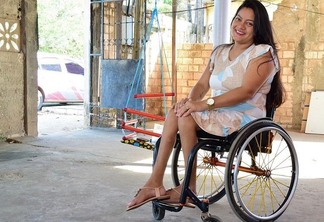 Aos 13 anos, Vanessa caiu de uma árvore e sofreu uma lesão na coluna (Foto: Nilzete Franco/FolhaBV)