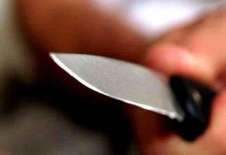 A mulher desferiu o golpe com uma faca de mesa do restaurante (Foto: Divulgação)