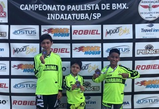 Adolfo Moratelli, Murilo Moratelli e Murilo Sales exibindo orgulhosos suas medalhas após a segunda etapa do Campeonato Paulista de Bicicross (Foto: Divulgação)