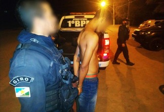 O cidadão, brasileiro, recebeu voz de prisão e foi encaminhado, algemado, à Central de Flagrantes do 5º DP. (Foto: Aldenio Soares)