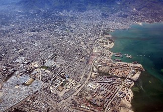 Vista aérea da capital haitiana (Foto: Marcello Casal Jr./ABr)