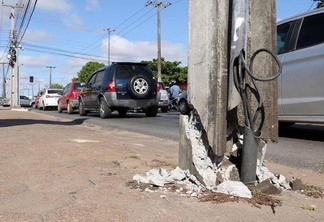 O poste teve a estrutura danificada devido o impacto (Foto: Nilzete Franco/FolhaBV)