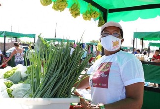 A feirante Tatiana Lima da Silva é produtora rural e aproveita a feirinha para comercializar seus produtos (Foto: Nilzete Franco/FolhaBV)