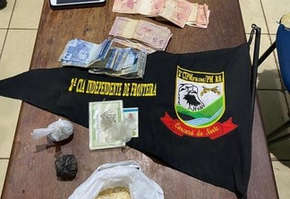 Substância aparentando pasta base, crack e maconha, além de dinheiro, foram encontrados com os suspeitos (Fotos: DivulgaçãoPM)