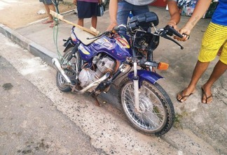 O motociclista foi encaminhado ao hospital por uma equipe do SAMU. (Fotos: Aldenio Soares)